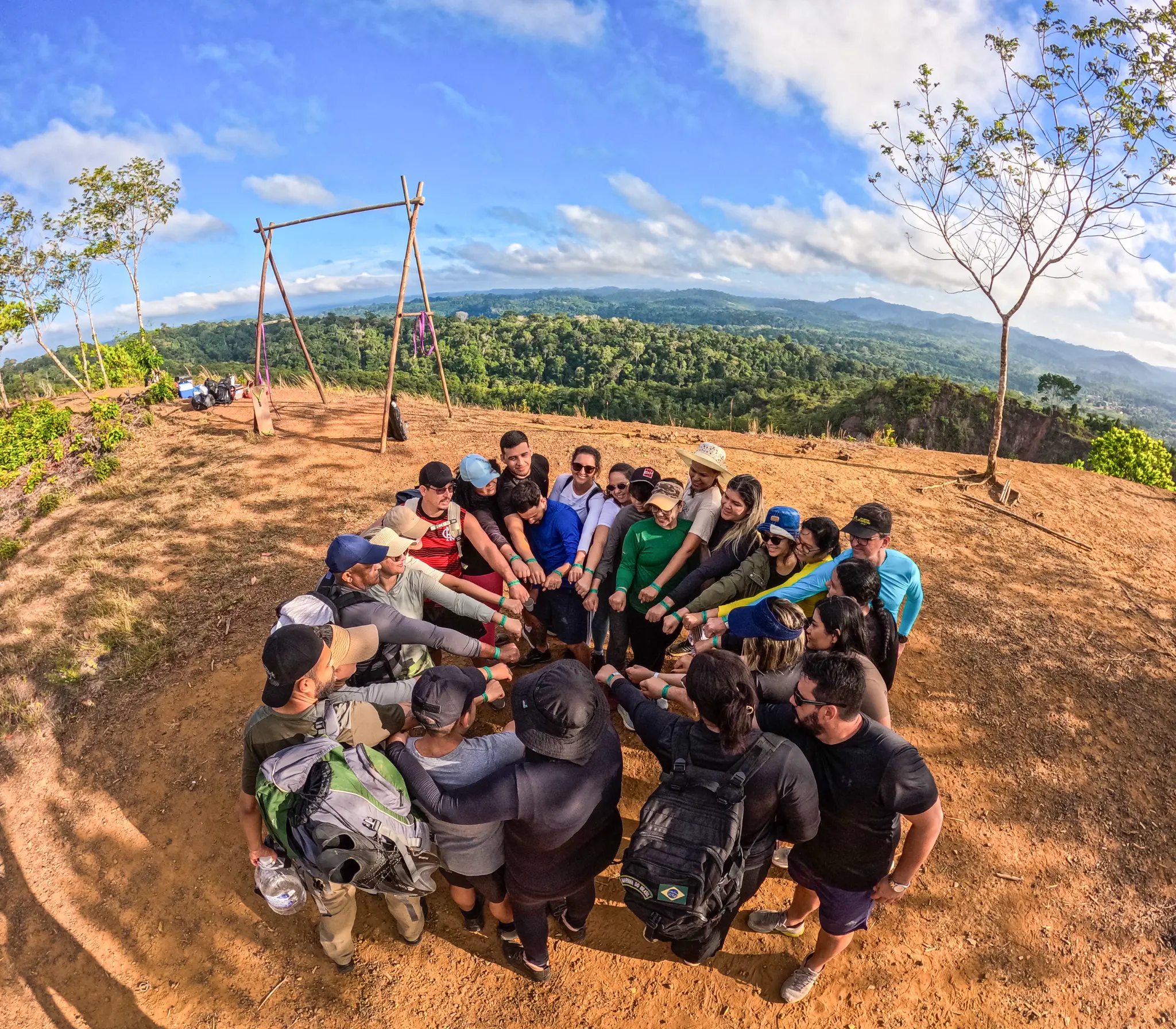 Acampistas comemorando um acampamento mais que perfeito