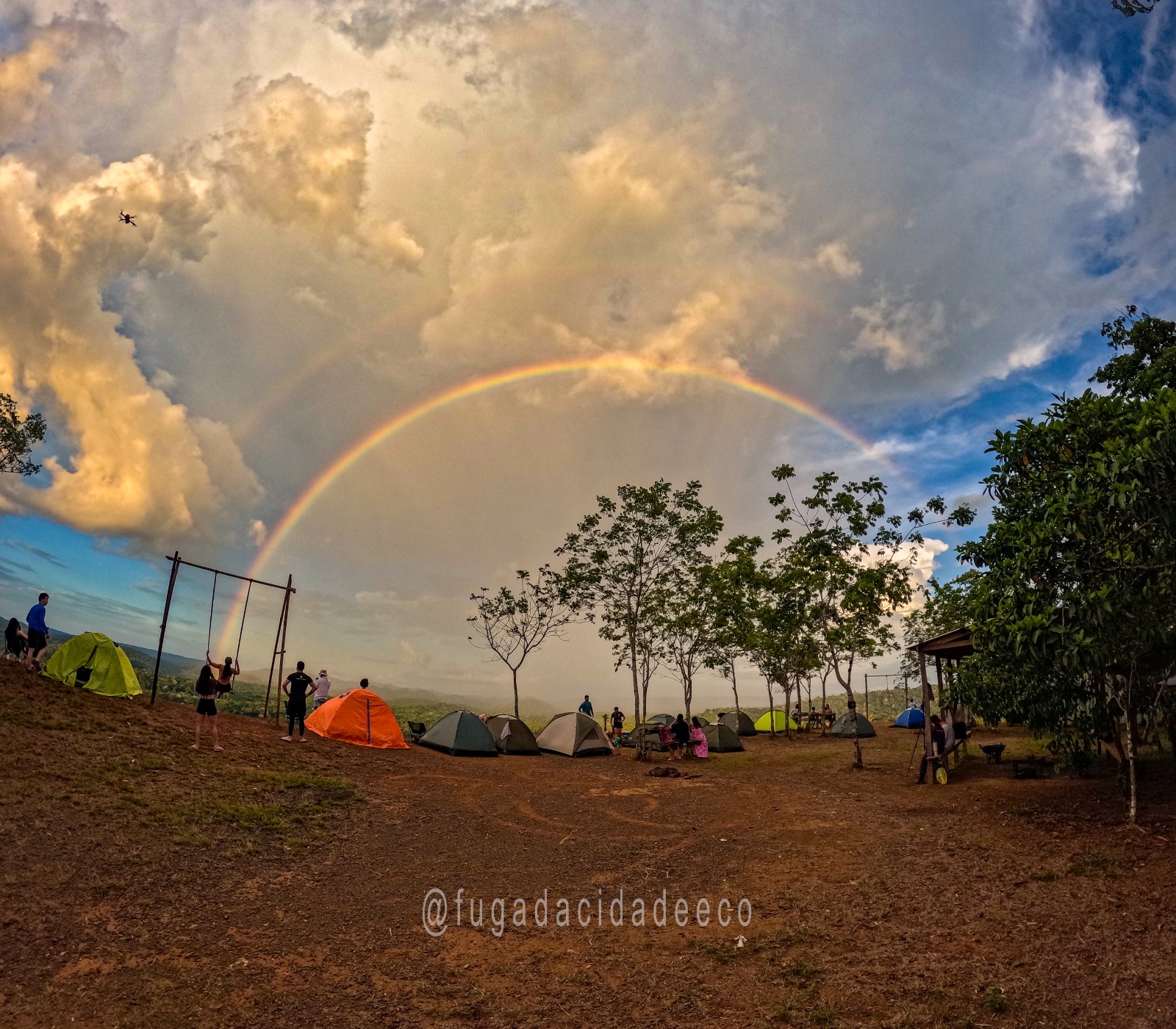Momento raro de um arco-íris no acampamento