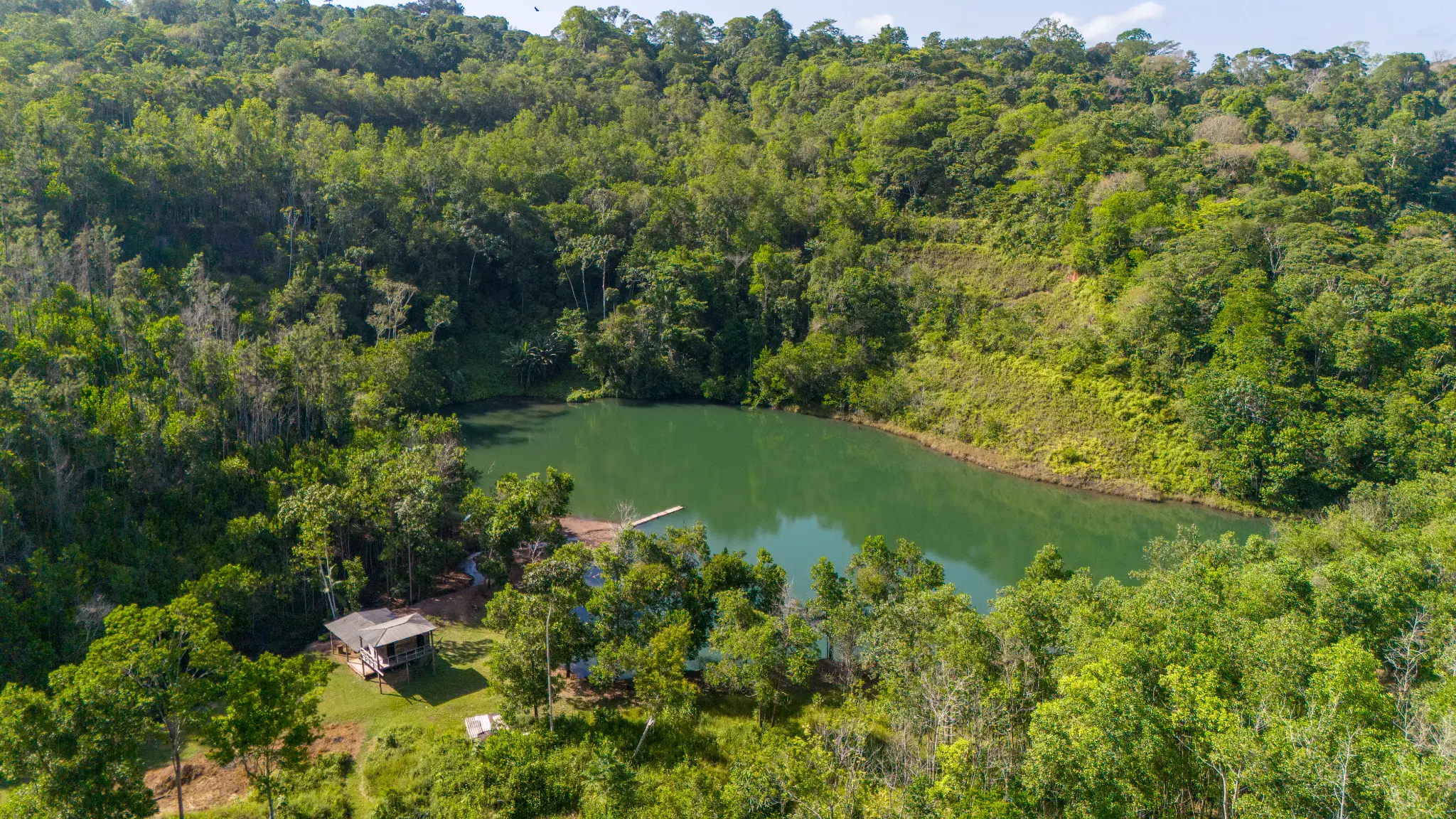 Vista aérea da chácara e da lagoa