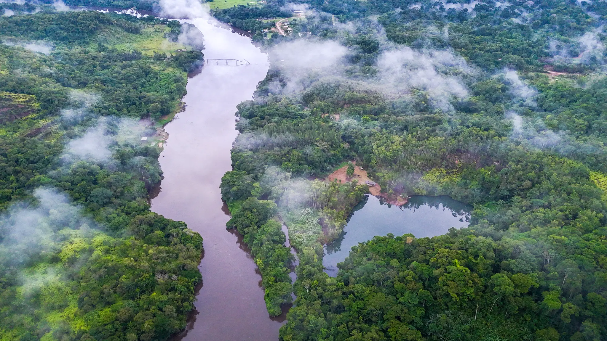 Vista aérea do rio Amapari e da chácara ao amanhecer
