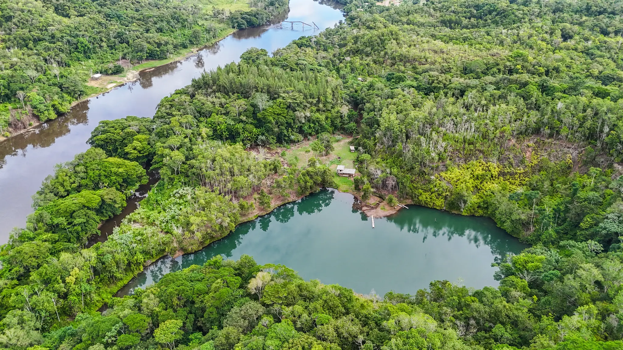 Vista aérea da casa de apoio e lagoa