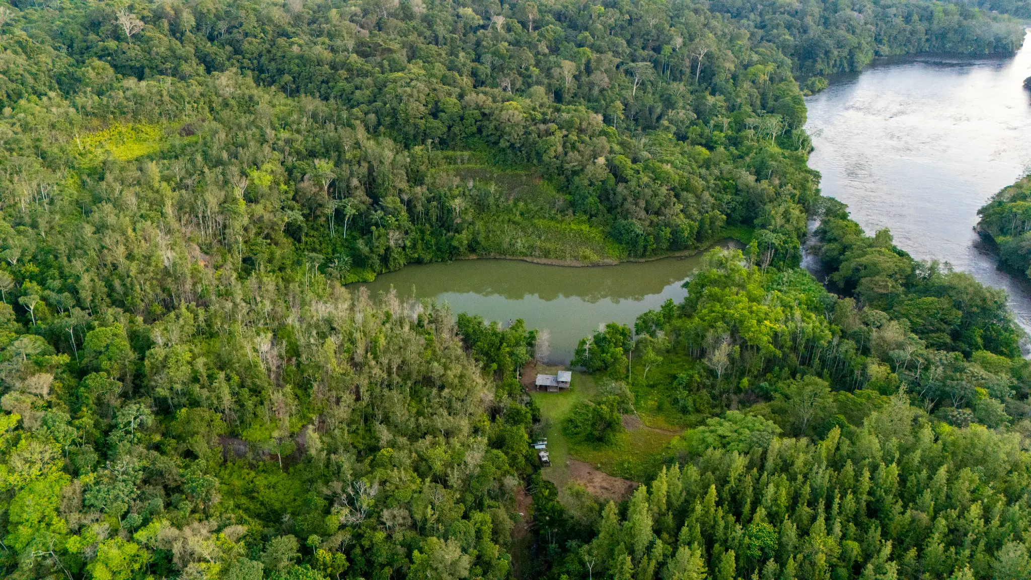 Vista aérea da casa de apoio e lagoa