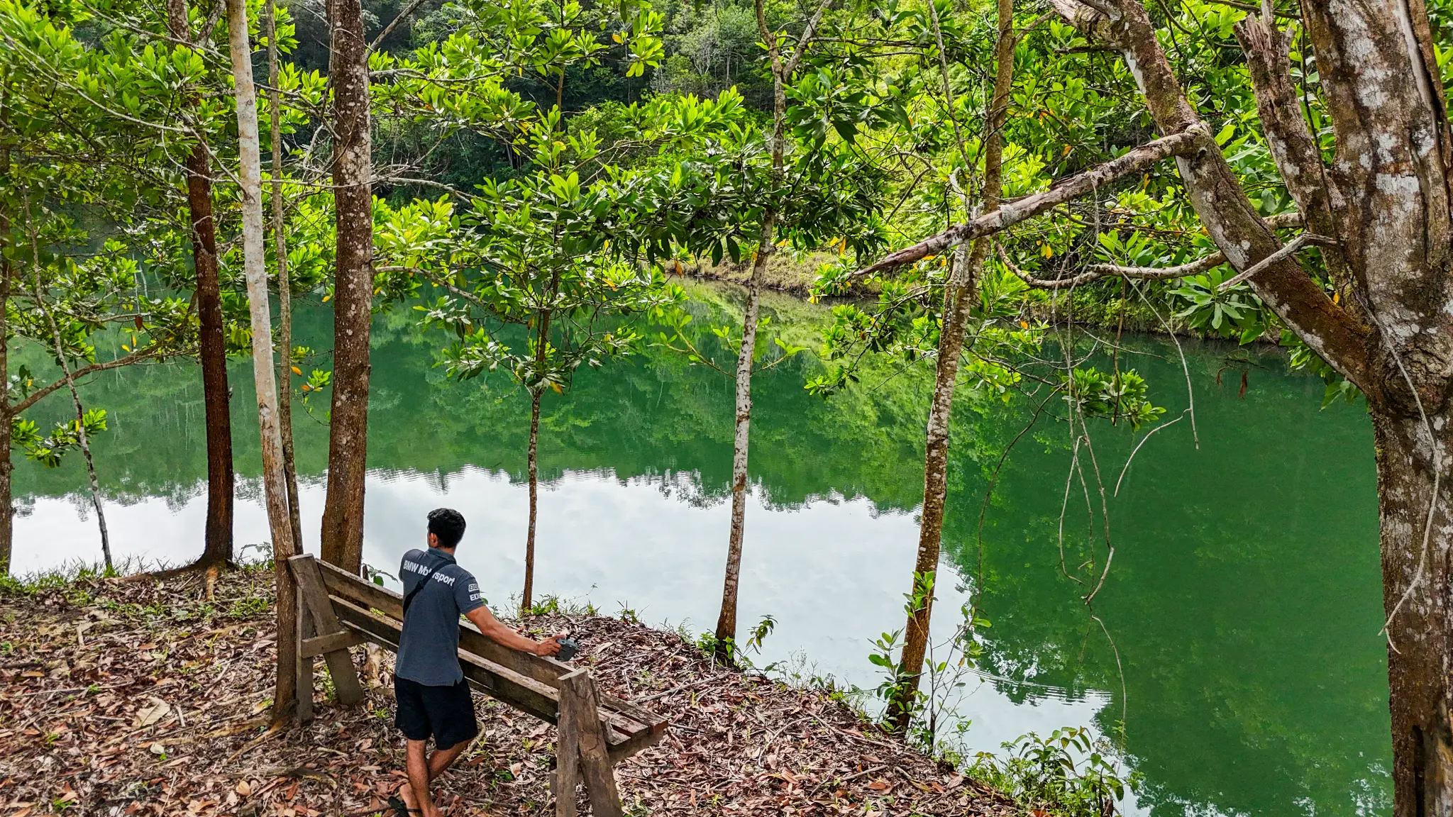 Banco com uma pessoa na margem da lagoa