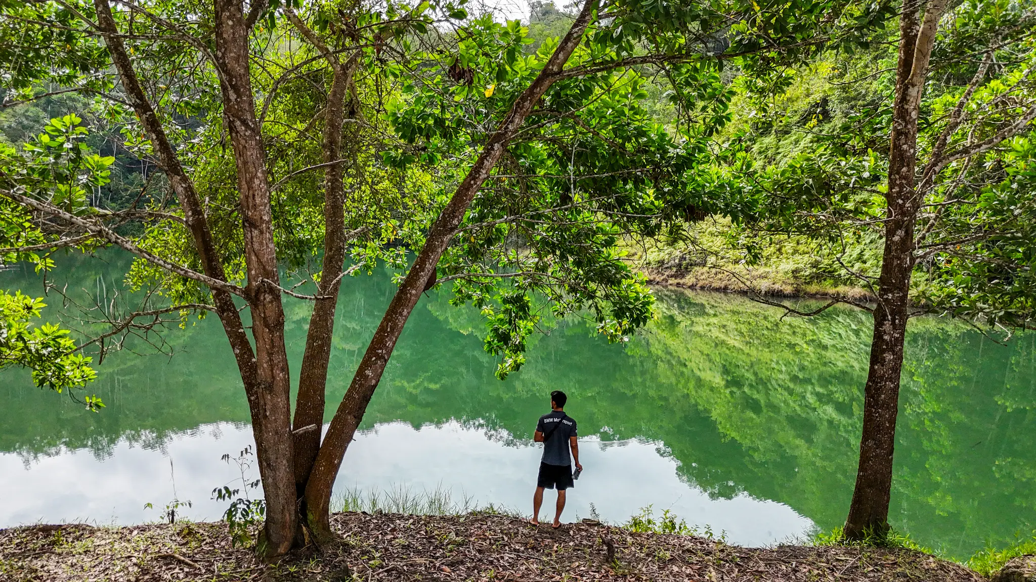 Uma pessoa na margem da lagoa